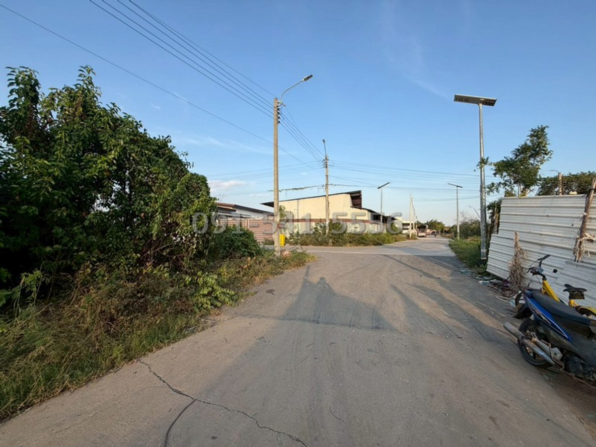 For SaleLandBangna, Bearing, Lasalle : Land for sale at Pracha Uthit 90, Soi Yim Yam, land size 3 rai, beautiful plot shape, near a square, next to the road on 3 sides, yellow city plan.