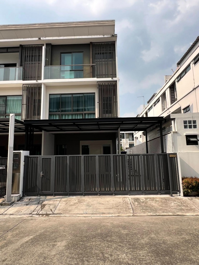 TownhomeKaset Nawamin,Ladplakao : 🔥For Rent / For Sale 🔥 The Landmark Ekkamai-Ramintra. 3 bedrooms, 4 bathrooms. Beautifully renovated house. The project is located in a prime location near the expressway, with convenient access from three routes: Kaset-Nawamin, Ramintra-Chaengwattana, an