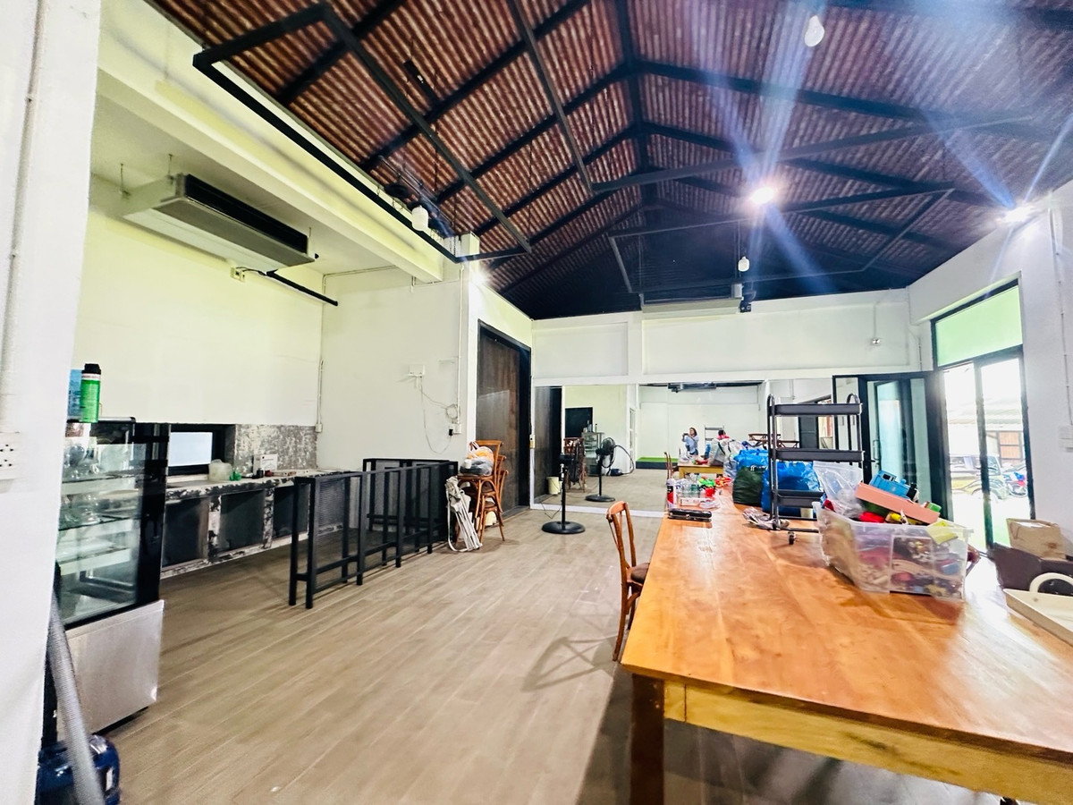 For RentOfficeKaset Nawamin,Ladplakao : Land size 300 square wah, good location with a single story building that can be used as a residence or office. Nuanchan 56, Ramintra and Nawamin, can enter and exit in many ways. The environment is school, office, office.