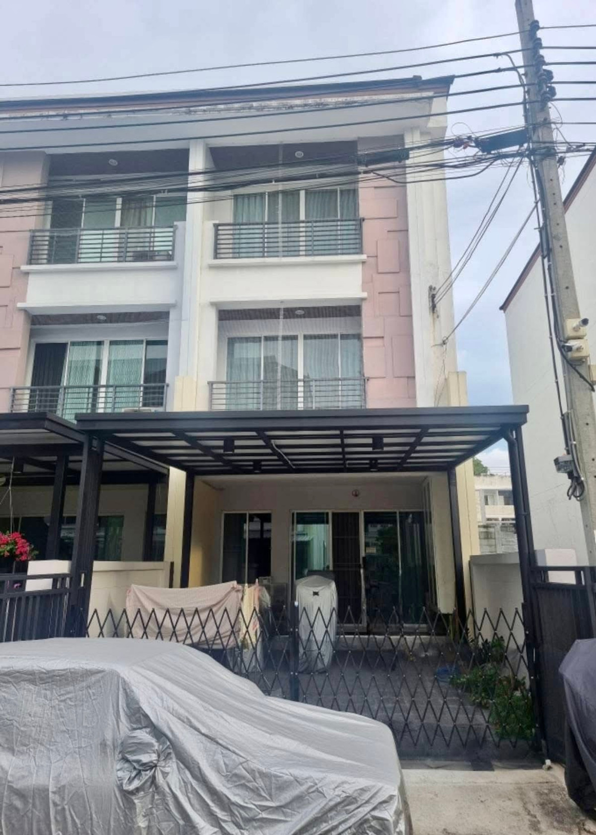 For RentTownhomeLadprao101, Happy Land, The Mall Bang Kapi : Townhome for rent Baan Klang Muang Lat Phrao 101, near The Mall Bang Kapi and the yellow MRT.