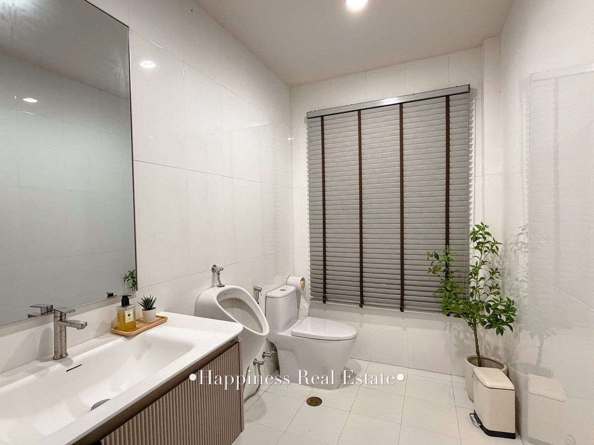 For SaleHousePattanakan, Srinakarin : ✨🌿 Live life next to the river view. But the location is very close to the city. Next to Phatthanakan intersection 🏡 15 minutes from Ekkamai-Thonglor