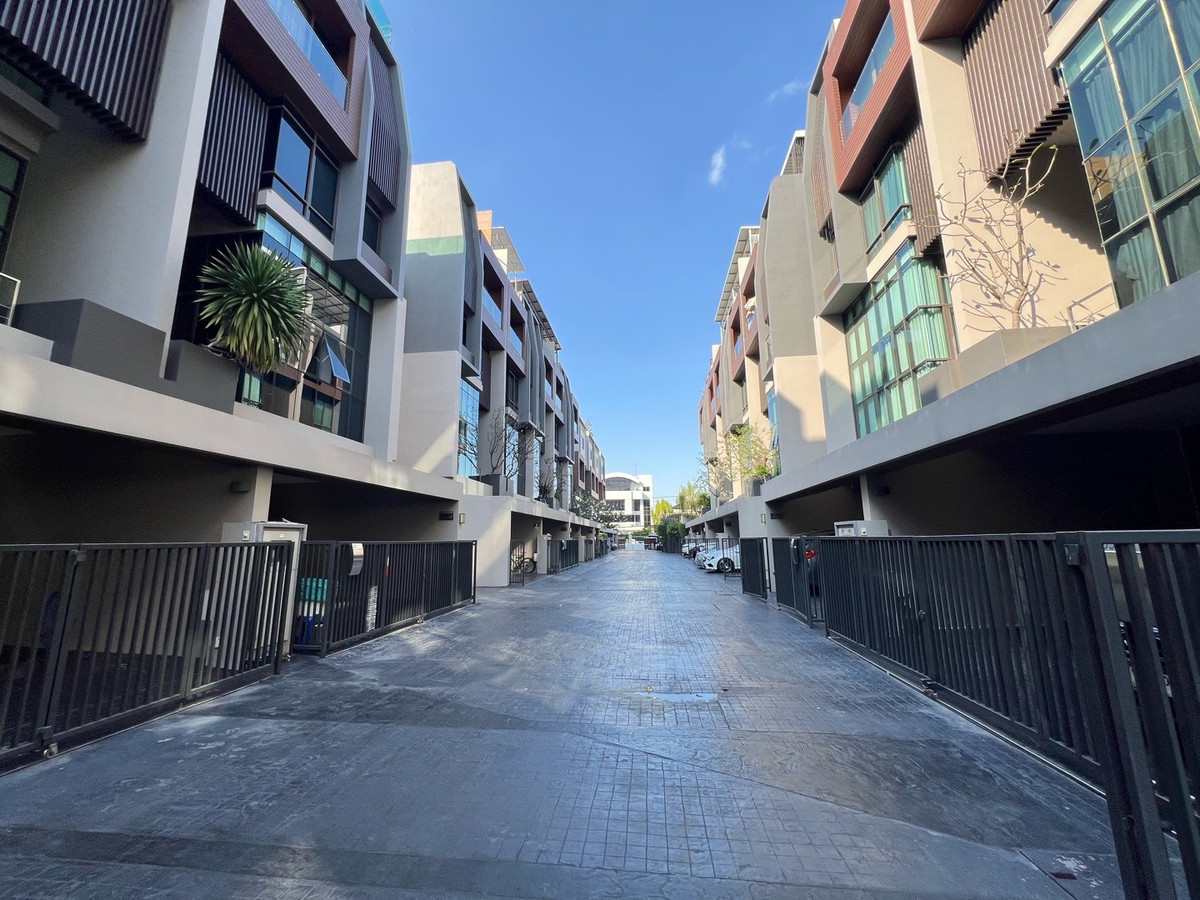 For RentTownhomeOnnut, Udomsuk : RH012326 Townhome for rent, 4 floors, 4 bedrooms at Park Lane Ekkamai 22, near BTS Ekkamai.