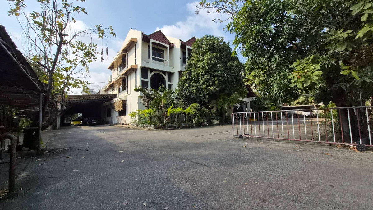 For SaleFactoryYothinpattana,CDC : Factory for sale with factory license 4, location along Ramindra Expressway • Lat Phrao 87 on 4 rai 1 ngan of land, usable area 5,750 square meters, you cant find a location like this anywhere else 📲 093-785-8898