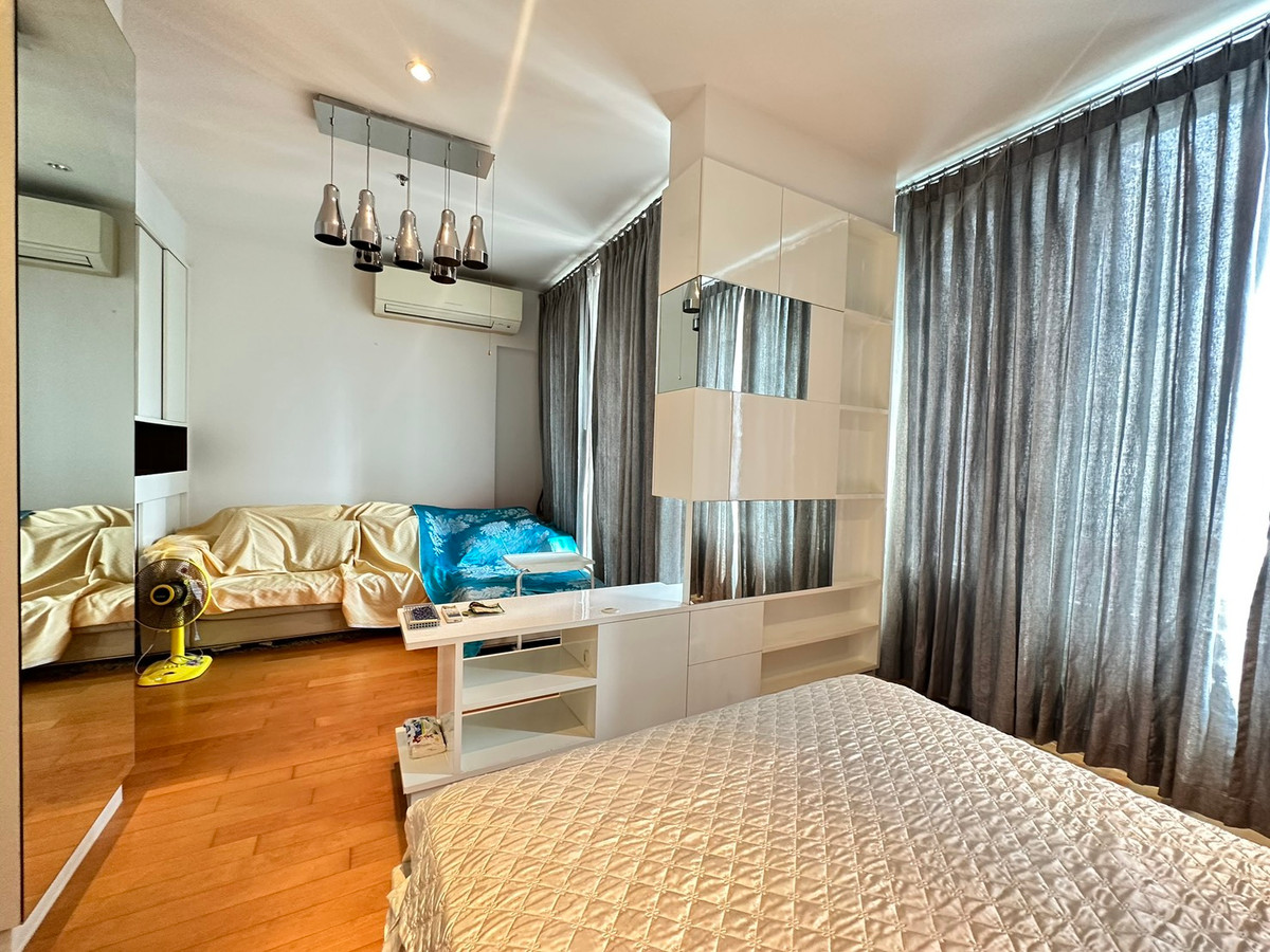 For SaleCondoRatchathewi,Phayathai : Call quickly! The room is very beautiful. The owner wants to sell it. The room is hard to find on the east side. Turn your back to the road and definitely cant hear it. Because its very quiet. This room was decorated by the owner himself. Its a million ba