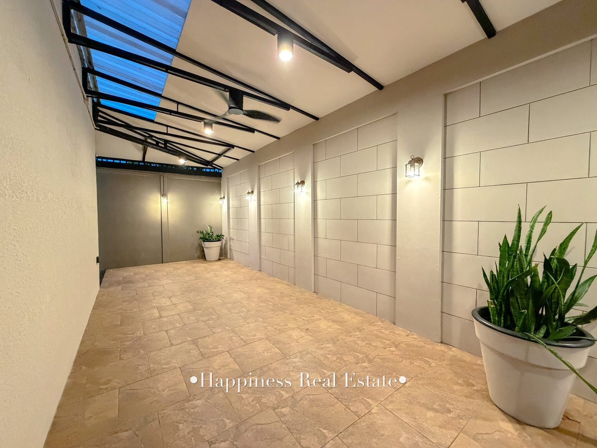 For SaleHousePattanakan, Srinakarin : ✨🌿 Live life next to the river view. But the location is very close to the city. Next to Phatthanakan intersection 🏡 15 minutes from Ekkamai-Thonglor