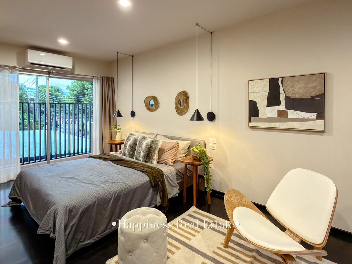 For SaleHousePattanakan, Srinakarin : ✨🌿 Live life next to the river view. But the location is very close to the city. Next to Phatthanakan intersection 🏡 15 minutes from Ekkamai-Thonglor