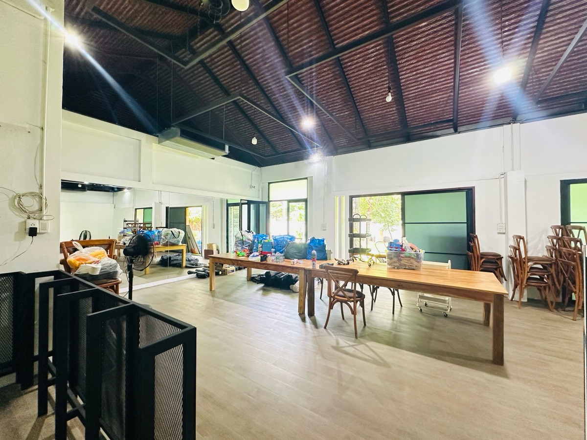 For RentOfficeKaset Nawamin,Ladplakao : Land size 300 square wah, good location with a single story building that can be used as a residence or office. Nuanchan 56, Ramintra and Nawamin, can enter and exit in many ways. The environment is school, office, office.