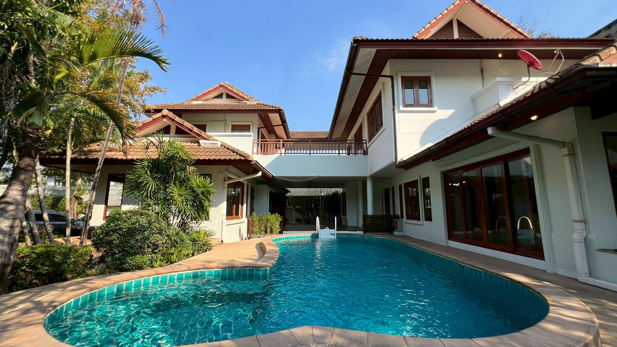 For RentHouseRama9, Petchburi, RCA : House for rent with private pool at Rama 9-Soonvijai