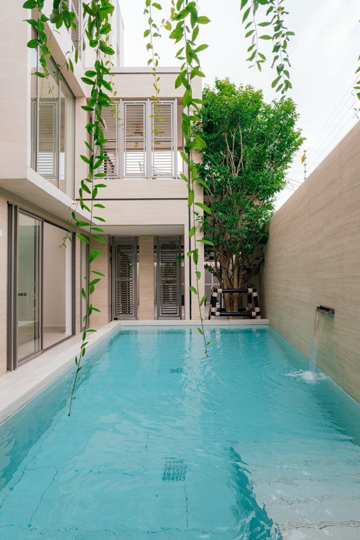 ขายบ้านสาทร นราธิวาส : บ้านเดี่ยวลักชัวรี่ขาย ใจกลางสาทร ใกล้ทางด่วน พร้อมลิฟต์ส่วนตัวและสระว่ายน้ำ