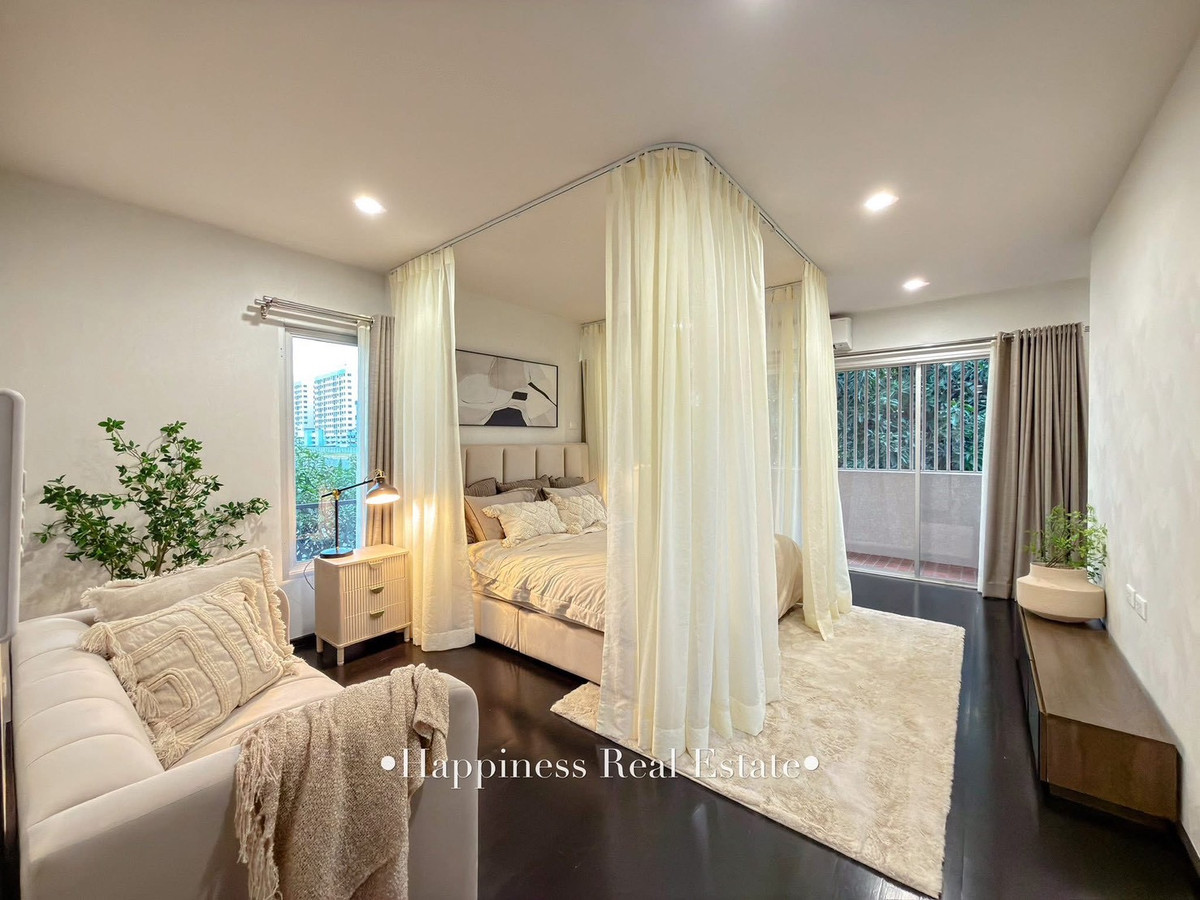 For SaleHousePattanakan, Srinakarin : ✨🌿 Live life next to the river view. But the location is very close to the city. Next to Phatthanakan intersection 🏡 15 minutes from Ekkamai-Thonglor