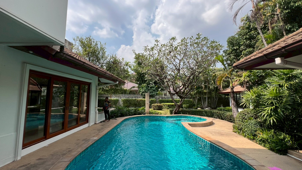 ให้เช่าบ้านพระราม 9 เพชรบุรีตัดใหม่ RCA : House for rent with private pool at Rama 9-Soonvijai