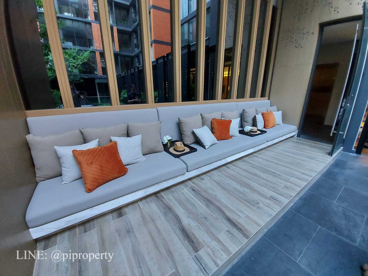 For RentCondoSukhumvit, Asoke, Thonglor : Fully furnished 2 Bedrooms units for rent in Quintara Treehaus Sukhumvit 42. Swimming pool view unit. Walkable to BTS Ekkamai.