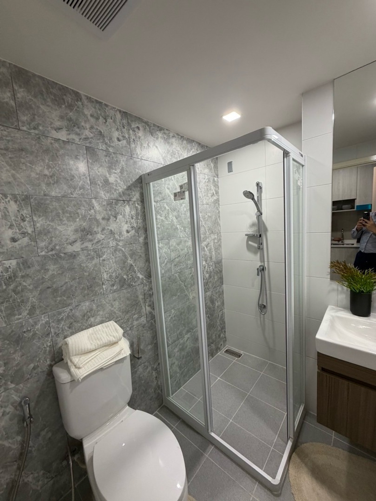 ขายคอนโดรัชดา ห้วยขวาง : IVORY รัชดา 32 Studio 24 ตร.ม.เฟอร์ครบ แต่งพร้อมเข้าอยู่ราคาเพียง 2.75 ลบ.Phat: 064-642-8664Nui: 094-624-2014