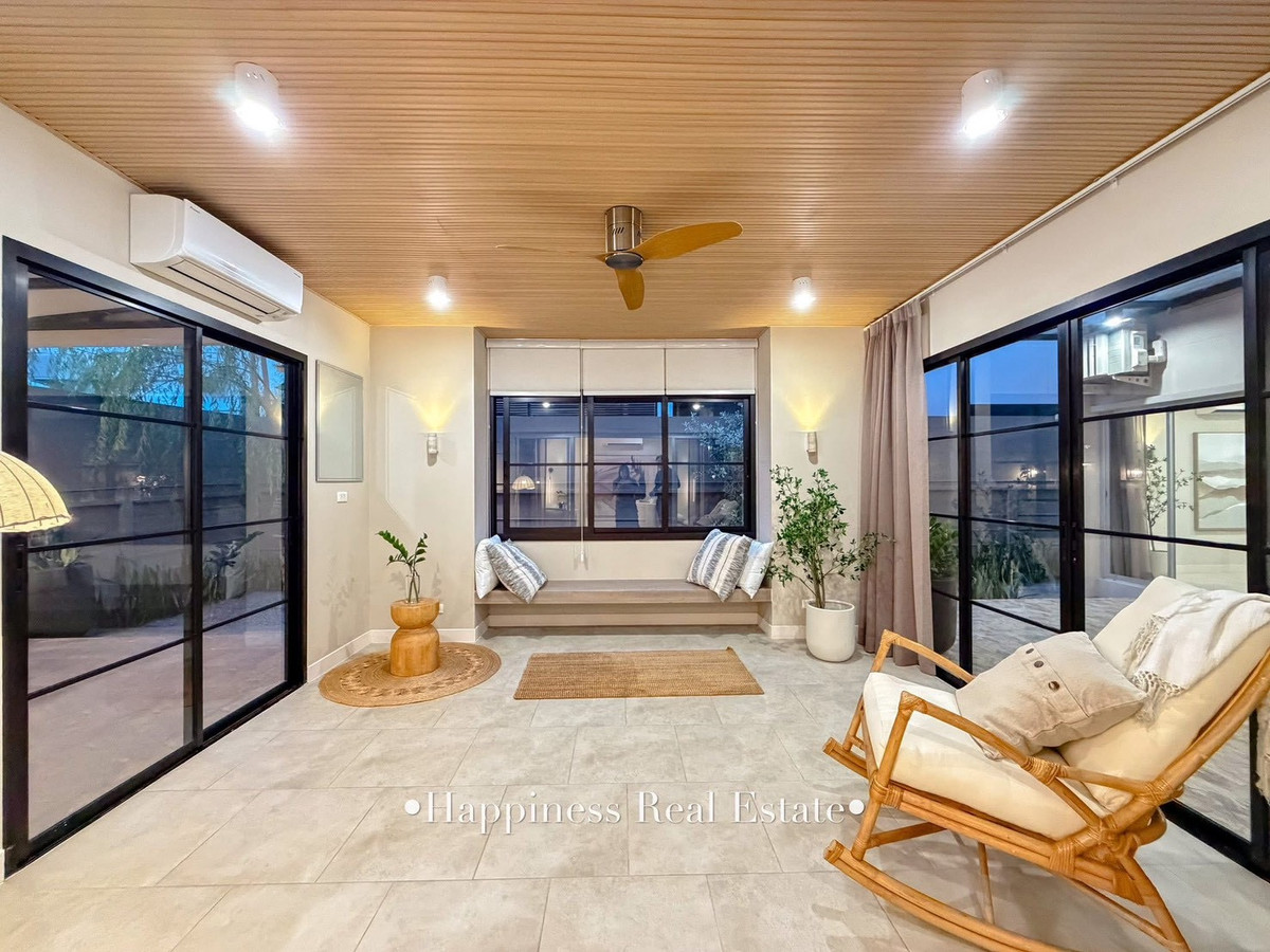 For SaleHousePattanakan, Srinakarin : ✨🌿 Live life next to the river view. But the location is very close to the city. Next to Phatthanakan intersection 🏡 15 minutes from Ekkamai-Thonglor