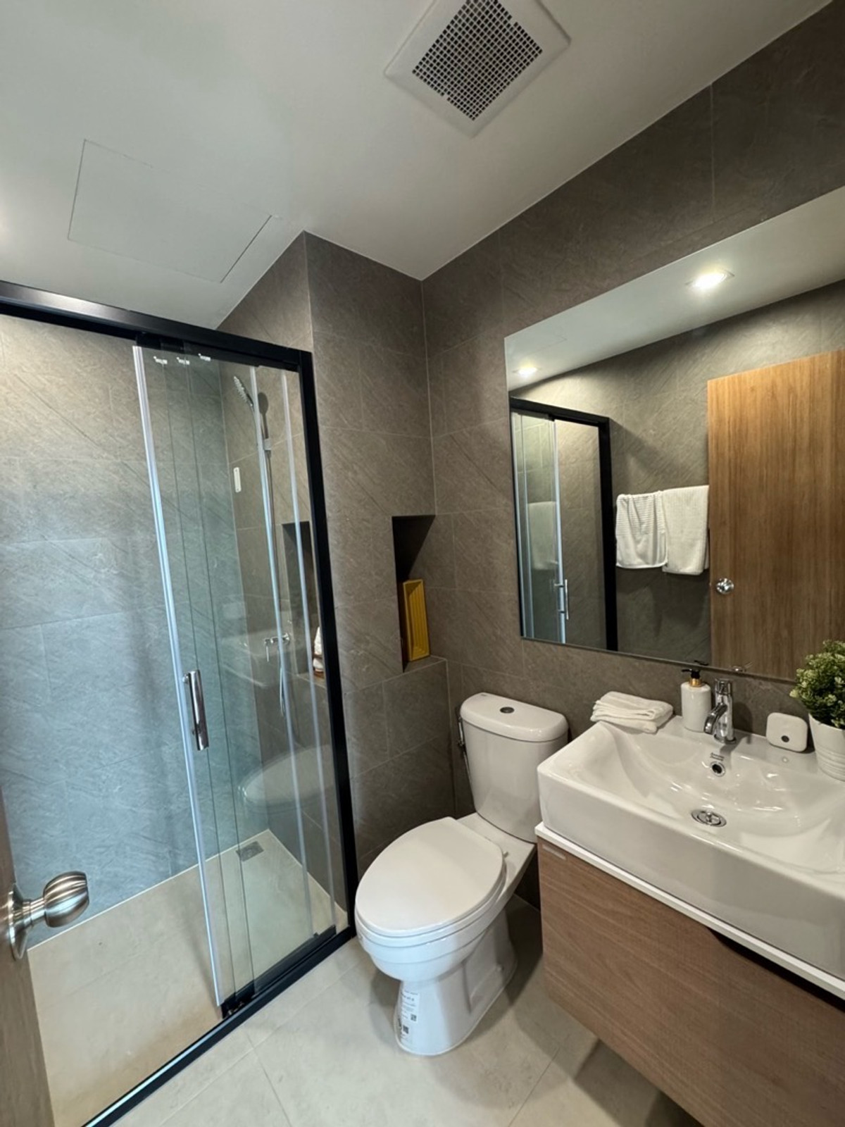 For SaleCondoRamkhamhaeng, Hua Mak : The Livin Ramkhamhaeng1Bed 28 sq.m. price only 2.29 million baht.Phat: 064-642-8664Nui: 094-624-2014