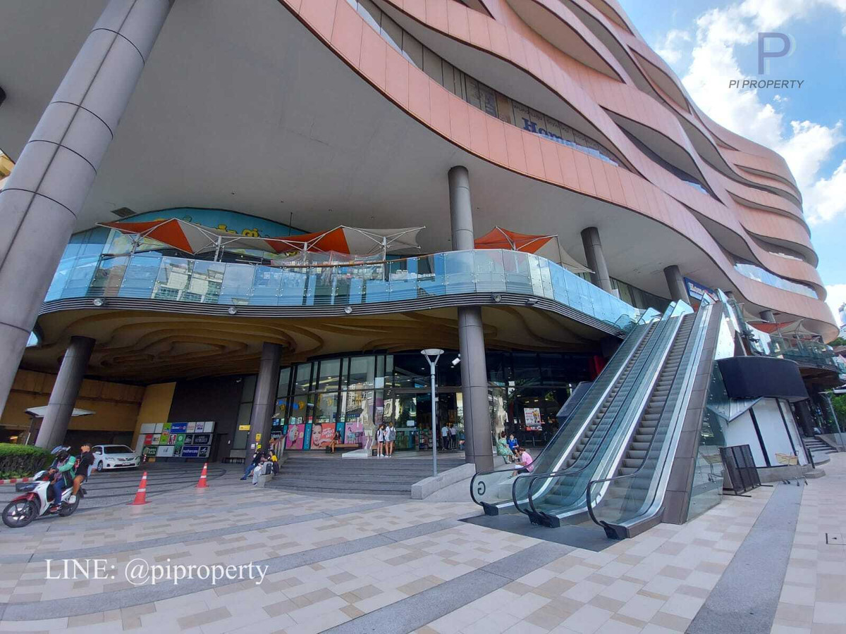 For RentCondoSukhumvit, Asoke, Thonglor : Fully furnished 2 Bedrooms units for rent in Quintara Treehaus Sukhumvit 42. Swimming pool view unit. Walkable to BTS Ekkamai.