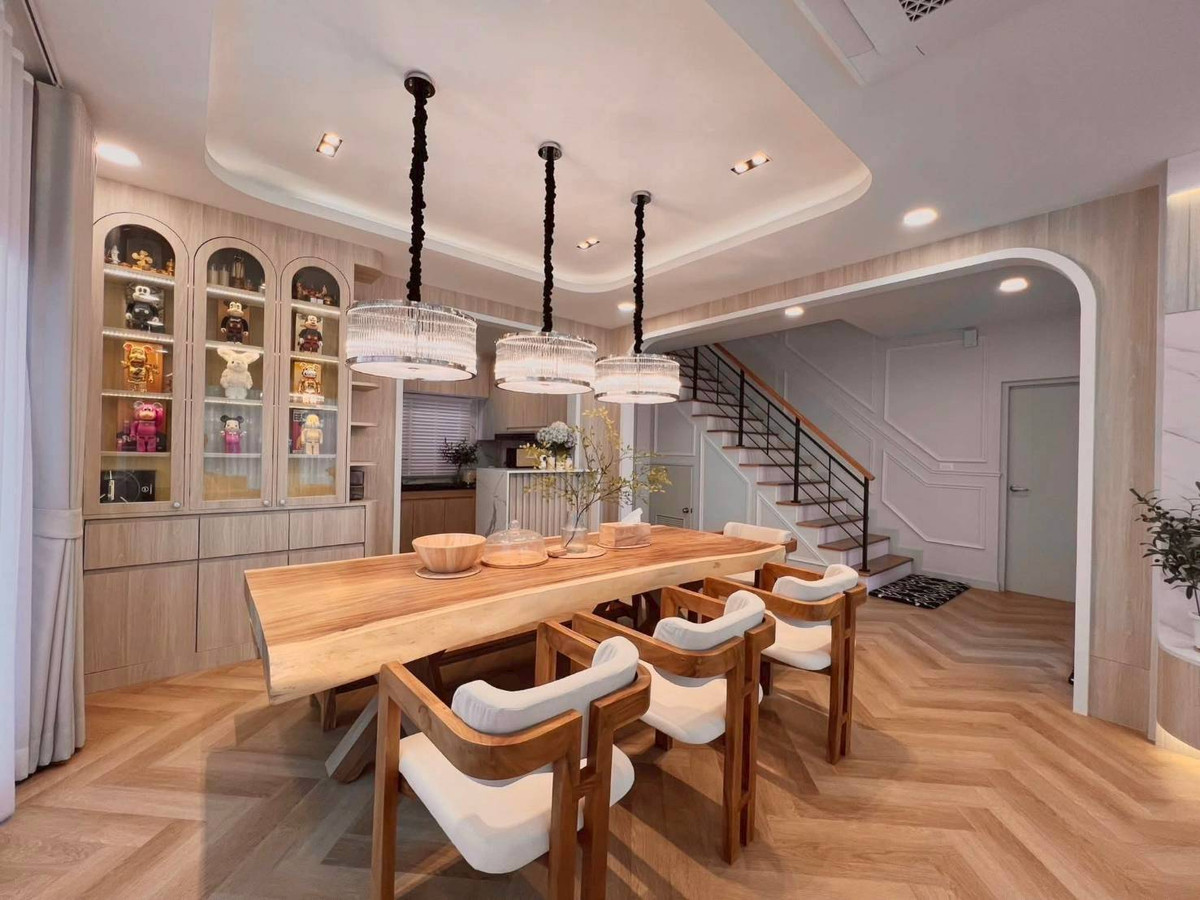 ให้เช่าบ้านบางนา แบริ่ง ลาซาล : บ้านเดี่ยวหรู Centro Bangna แปลงหน้าสวน ใกล้คลับเฮาส์ ทำเลศักยภาพบางนา Please call: 062-496-6454