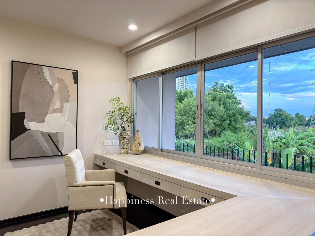 For SaleHousePattanakan, Srinakarin : ✨🌿 Live life next to the river view. But the location is very close to the city. Next to Phatthanakan intersection 🏡 15 minutes from Ekkamai-Thonglor