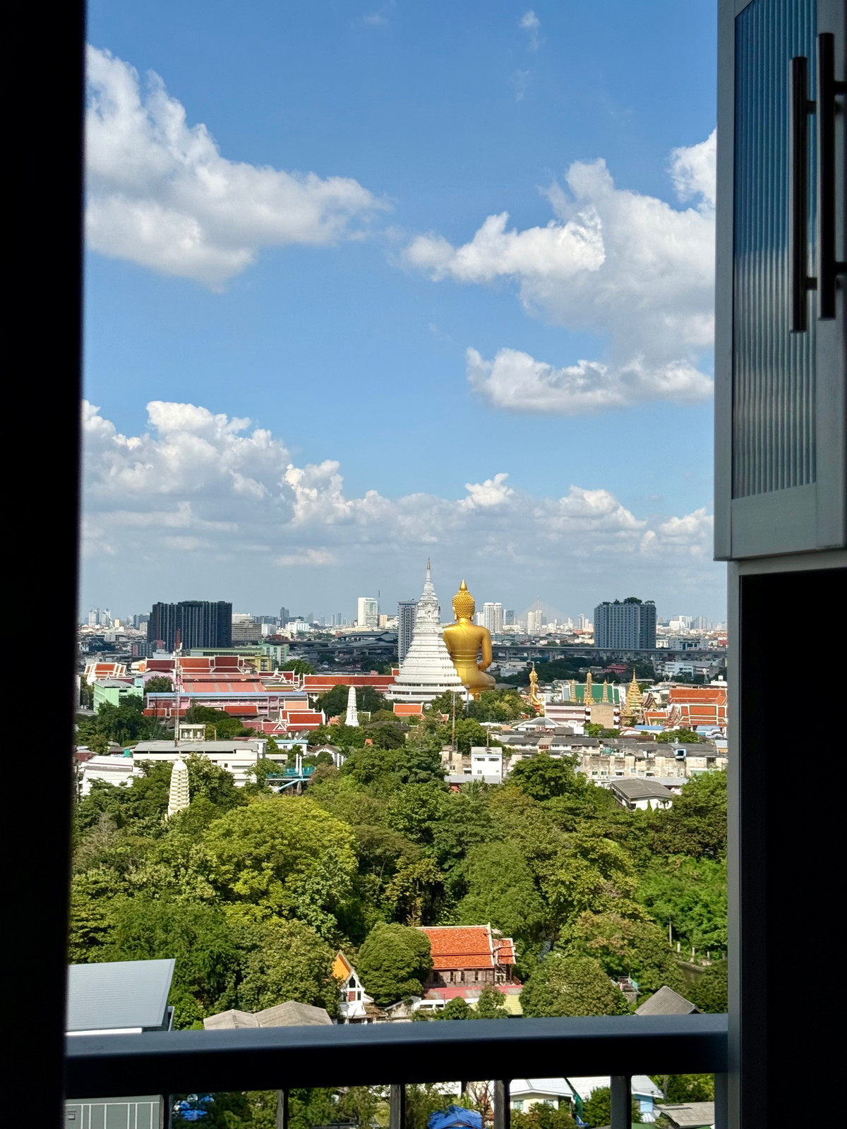 For SaleCondoThaphra, Talat Phlu, Wutthakat : Condo next to BTS Wutthakat, only 80 meters! Beautiful room, complete, ready to move in, view of Phra Maha Chedi, Wat Pak Nam. Convenient location into Sathorn city, close to shopping malls, easy travel, good central area, affordable price under 3 million