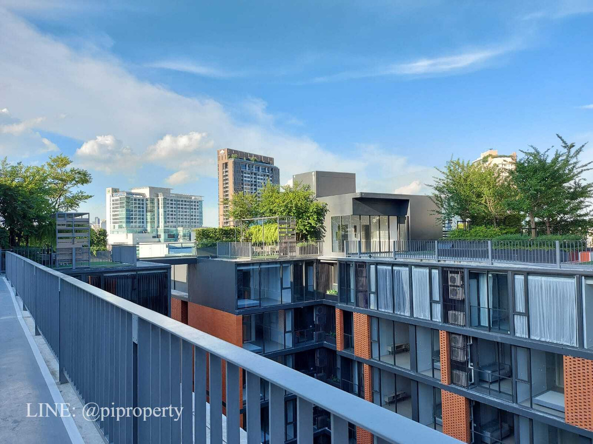 For RentCondoSukhumvit, Asoke, Thonglor : Fully furnished 2 Bedrooms units for rent in Quintara Treehaus Sukhumvit 42. Swimming pool view unit. Walkable to BTS Ekkamai.