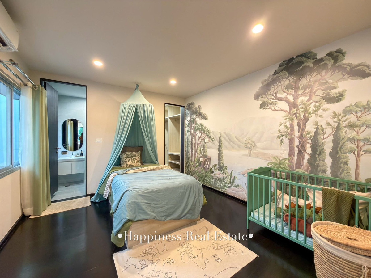 For SaleHousePattanakan, Srinakarin : ✨🌿 Live life next to the river view. But the location is very close to the city. Next to Phatthanakan intersection 🏡 15 minutes from Ekkamai-Thonglor