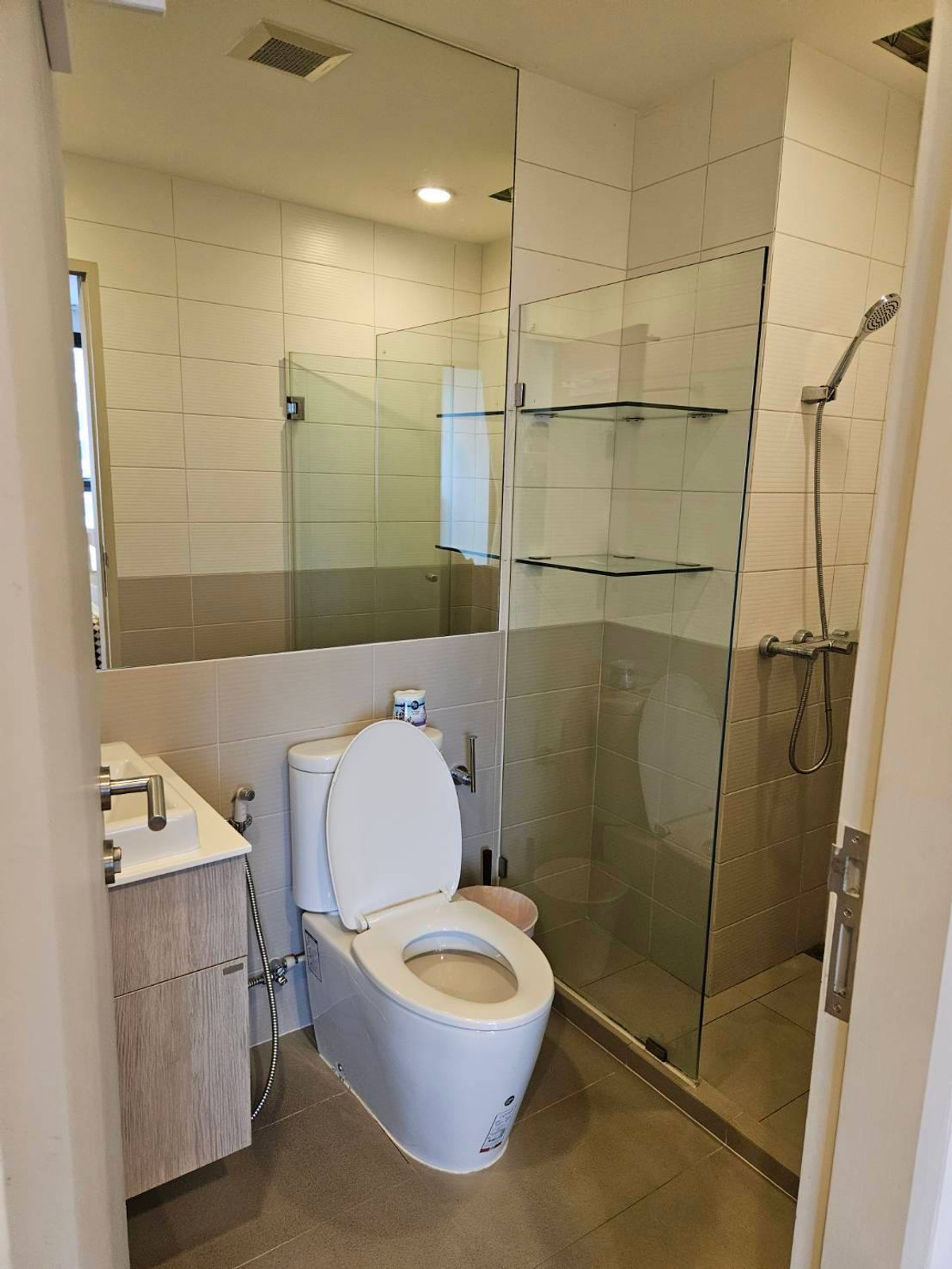 For SaleCondoRatchathewi,Phayathai : Ideo Q Ratchathewi【𝐒𝐄𝐋𝐋 & 𝐑𝐄𝐍𝐓】🔥Modern and luxurious room with a sophisticated color scheme, good floor plan, and efficient use of space.🔥 Contact Line ID: @hacondo