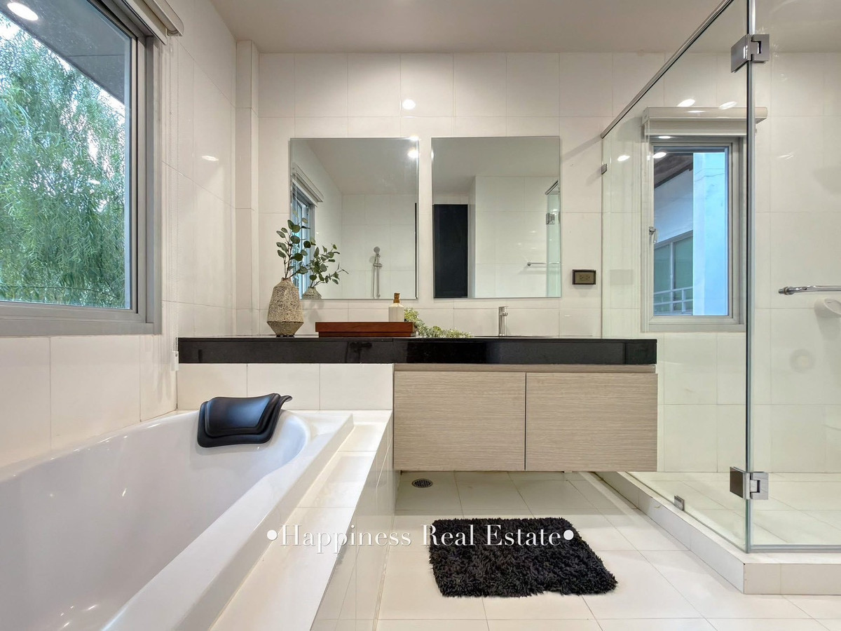 For SaleHousePattanakan, Srinakarin : ✨🌿 Live life next to the river view. But the location is very close to the city. Next to Phatthanakan intersection 🏡 15 minutes from Ekkamai-Thonglor