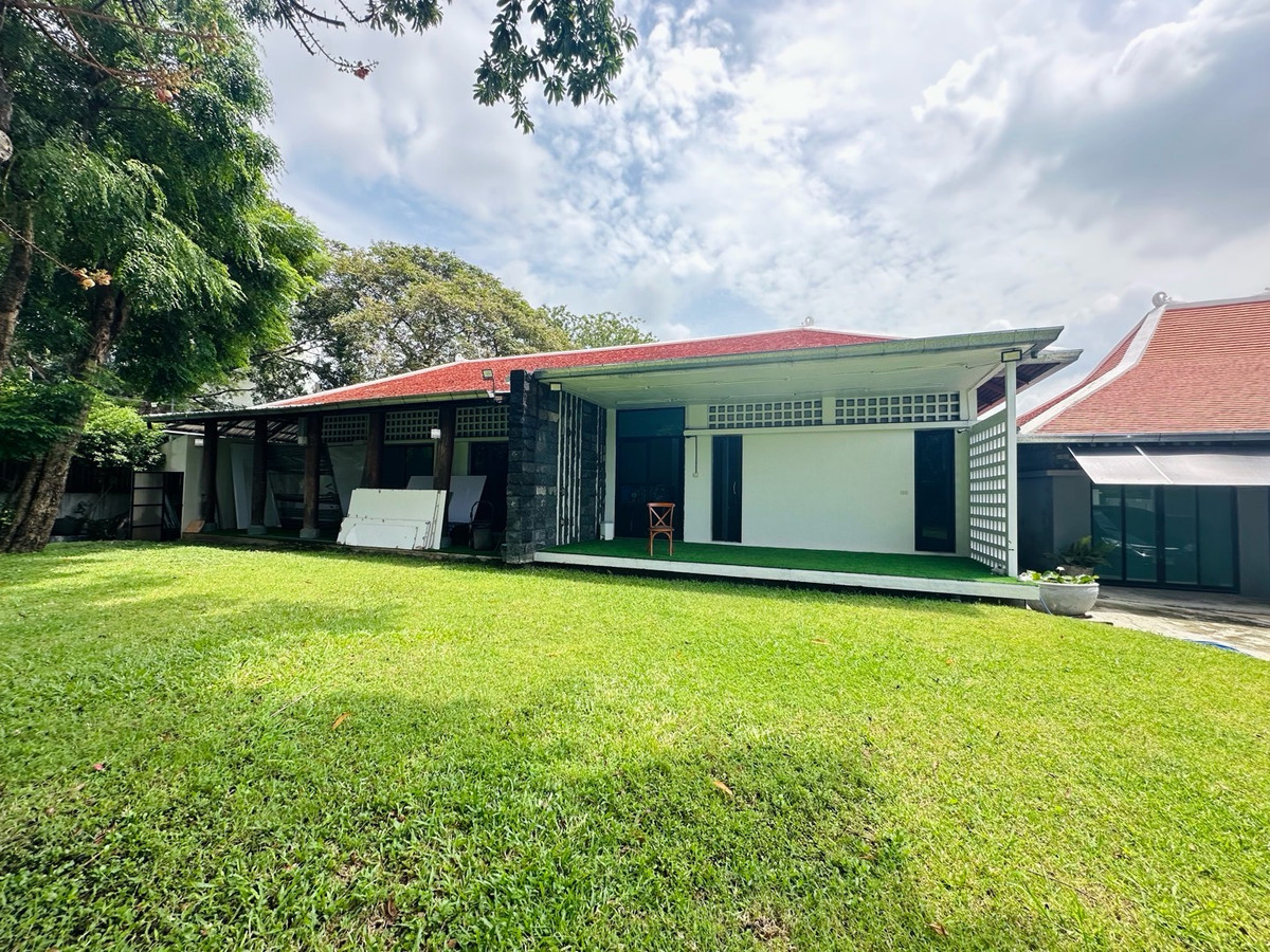 For RentOfficeKaset Nawamin,Ladplakao : Land size 300 square wah, good location with a single story building that can be used as a residence or office. Nuanchan 56, Ramintra and Nawamin, can enter and exit in many ways. The environment is school, office, office.