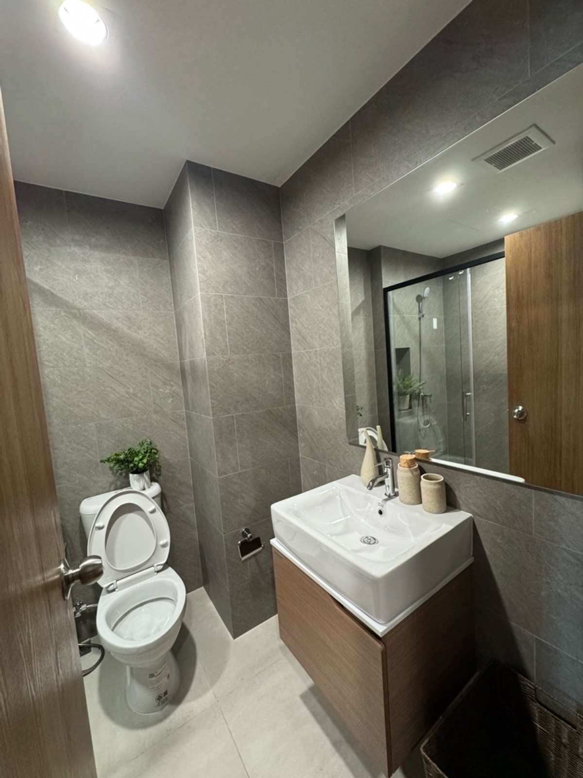 For SaleCondoRamkhamhaeng, Hua Mak : The Livin RamkhamhaengStudio 22 sq.m. price only 1.79 million baht.Phat: 064-642-8664Nui: 094-624-2014