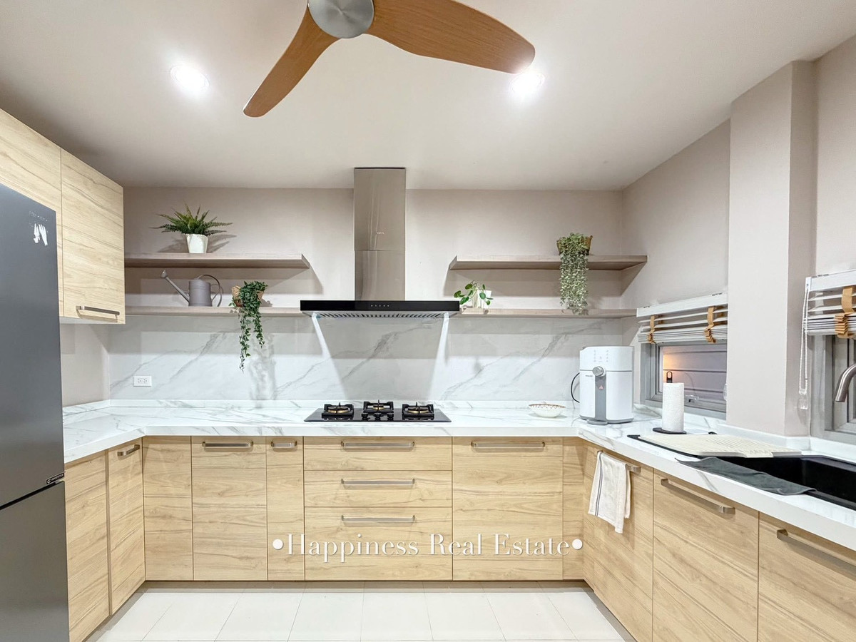 For SaleHousePattanakan, Srinakarin : ✨🌿 Live life next to the river view. But the location is very close to the city. Next to Phatthanakan intersection 🏡 15 minutes from Ekkamai-Thonglor