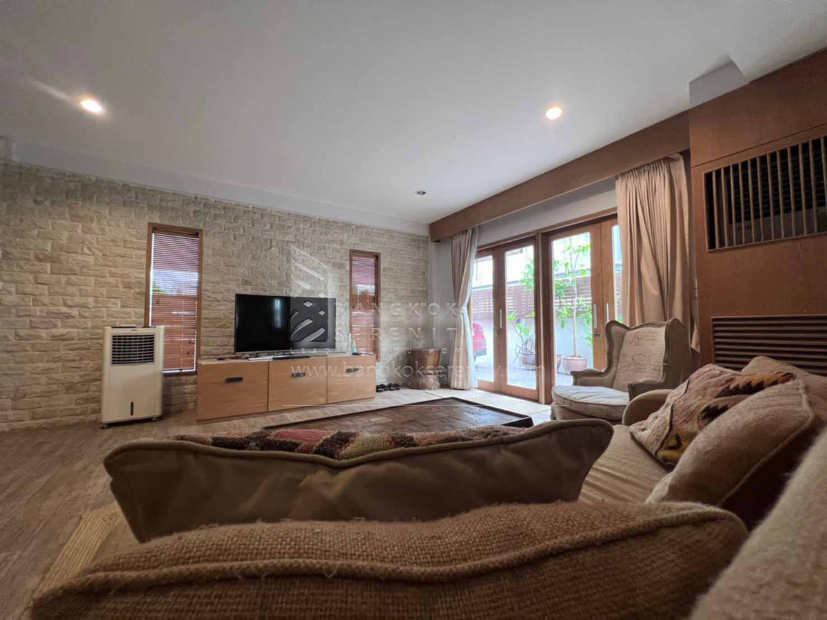 For RentHousePattanakan, Srinakarin : House for rent at Panya Pattanakarn