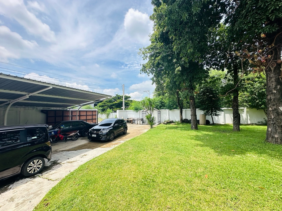 For RentOfficeKaset Nawamin,Ladplakao : Land size 300 square wah, good location with a single story building that can be used as a residence or office. Nuanchan 56, Ramintra and Nawamin, can enter and exit in many ways. The environment is school, office, office.