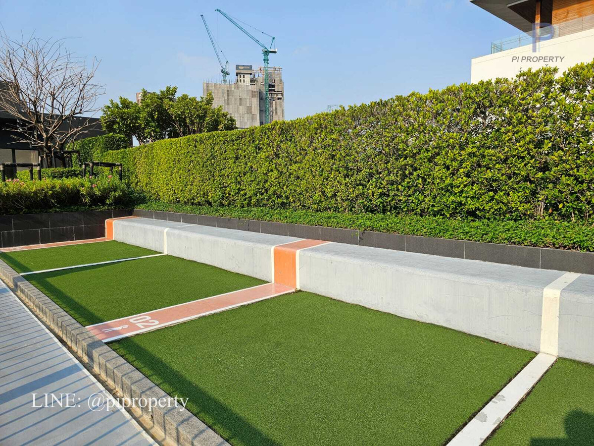 For RentCondoSukhumvit, Asoke, Thonglor : Fully furnished 2 Bedrooms units for rent in Quintara Treehaus Sukhumvit 42. Swimming pool view unit. Walkable to BTS Ekkamai.