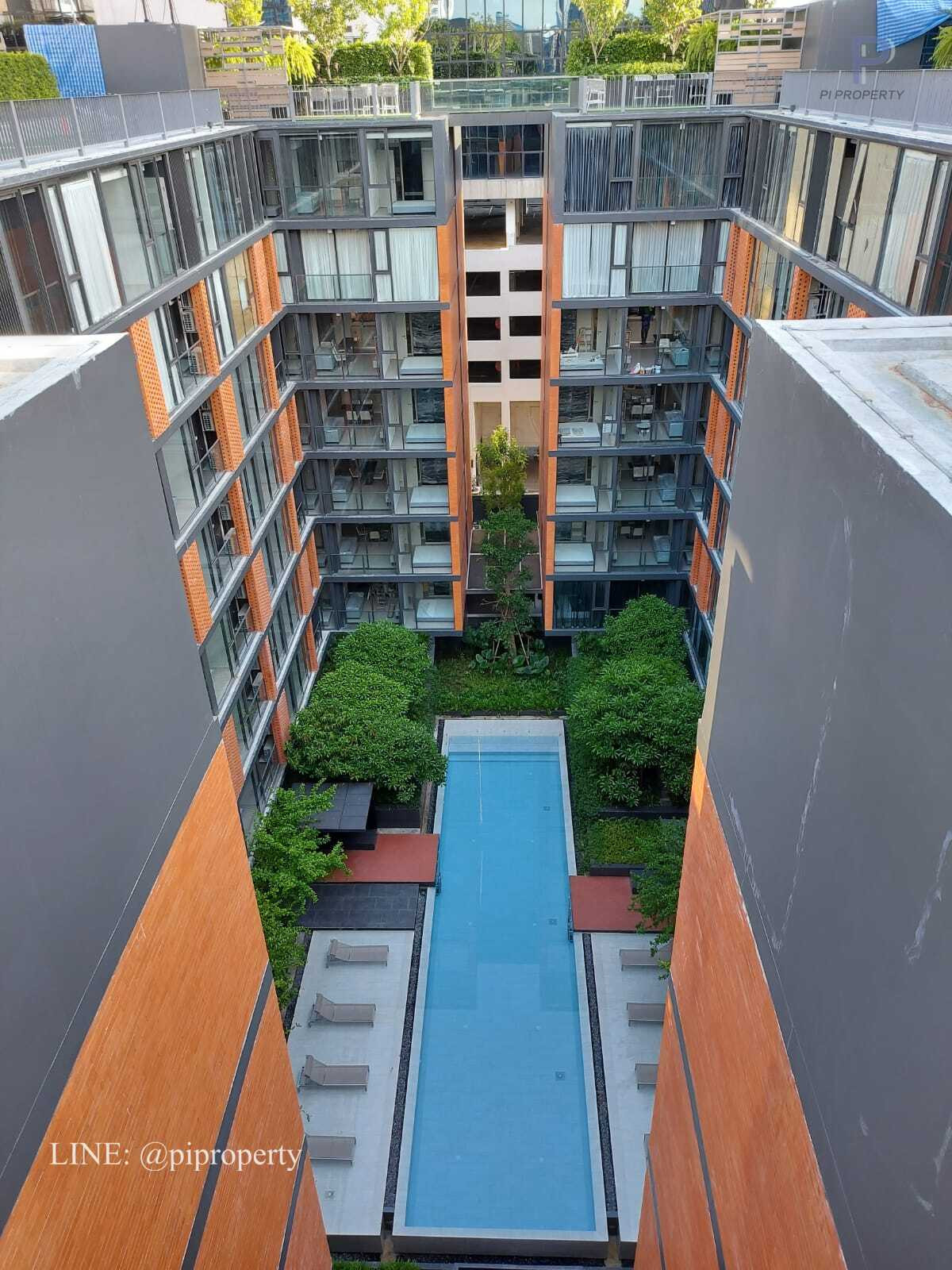 For RentCondoSukhumvit, Asoke, Thonglor : Fully furnished 2 Bedrooms units for rent in Quintara Treehaus Sukhumvit 42. Swimming pool view unit. Walkable to BTS Ekkamai.
