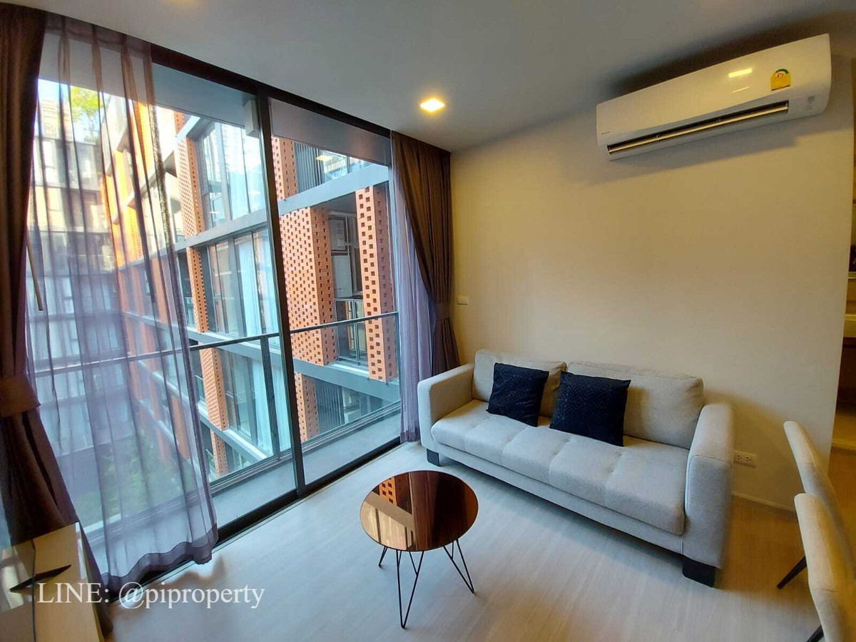 For RentCondoSukhumvit, Asoke, Thonglor : Fully furnished 2 Bedrooms units for rent in Quintara Treehaus Sukhumvit 42. Swimming pool view unit. Walkable to BTS Ekkamai.
