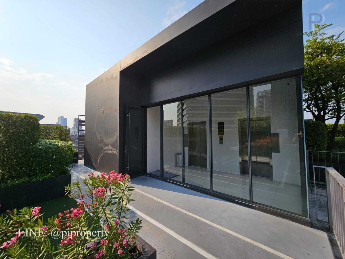 For RentCondoSukhumvit, Asoke, Thonglor : Fully furnished 2 Bedrooms units for rent in Quintara Treehaus Sukhumvit 42. Swimming pool view unit. Walkable to BTS Ekkamai.