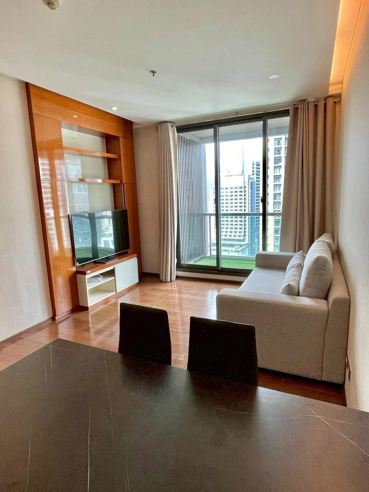 For RentCondoSukhumvit, Asoke, Thonglor : Condo The Address Sukhumvit 28, convenient travel, near BTS, there is a shuttle, beautiful room, fully furnished, ready to move in!!