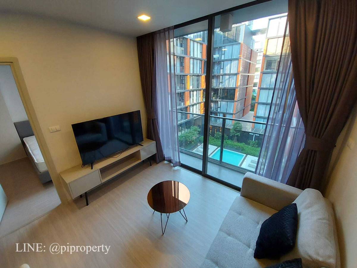 For RentCondoSukhumvit, Asoke, Thonglor : Fully furnished 2 Bedrooms units for rent in Quintara Treehaus Sukhumvit 42. Swimming pool view unit. Walkable to BTS Ekkamai.