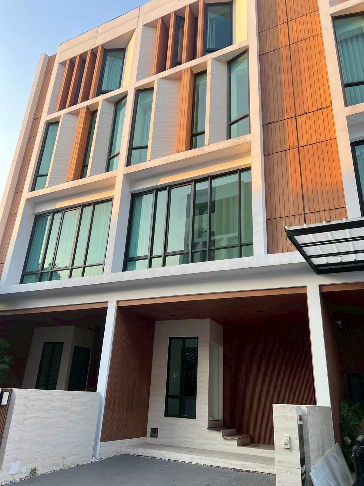 ทาวน์โฮมรัชดา ห้วยขวาง : ✨[ Sell & Rent] THE AUTHOR Ratchada 32 ✨ ห้องนั่งเล่น Double Volume สูง 6.5 เมตร ทำเลใจกลางเมือง 