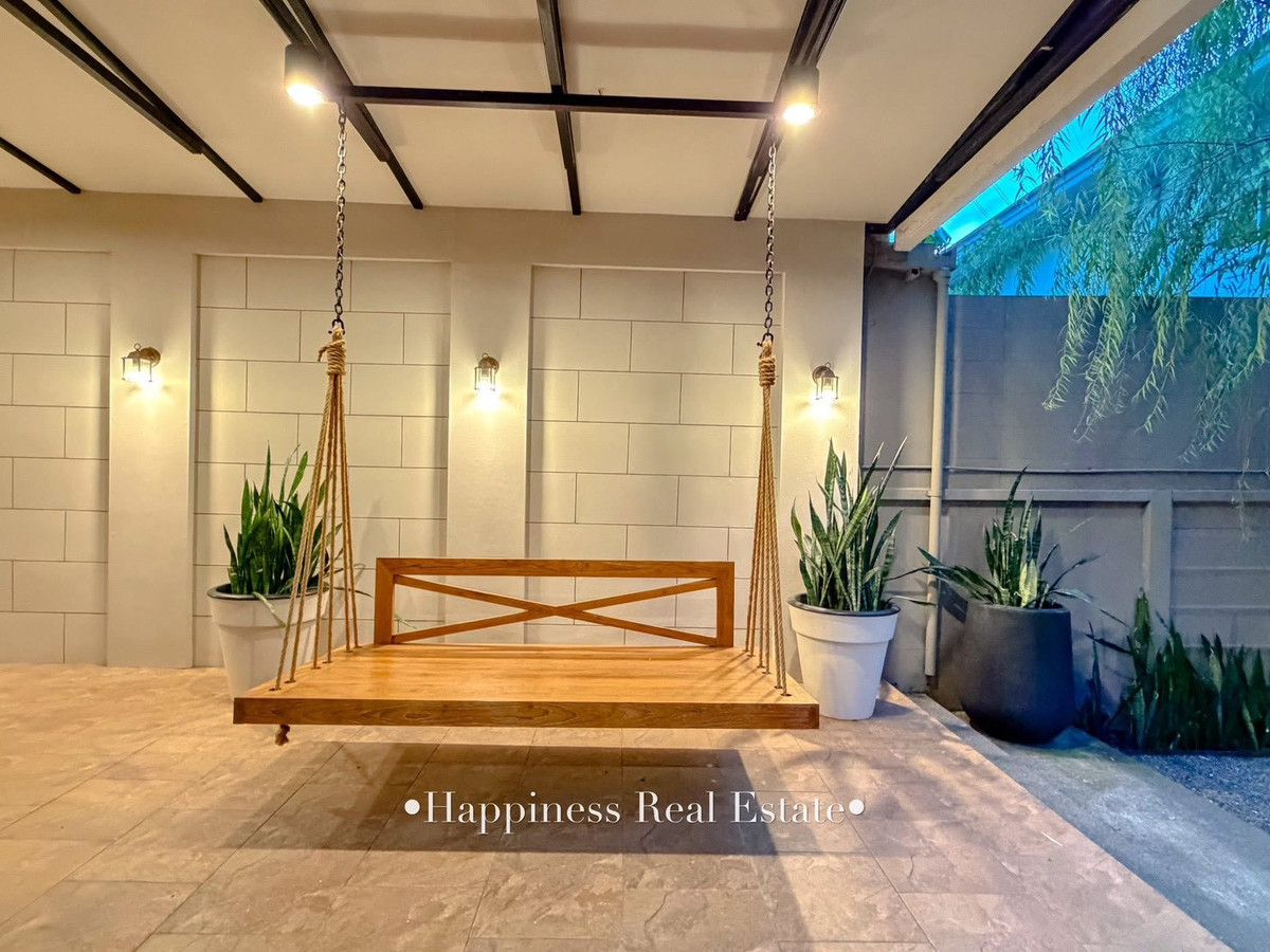 For SaleHousePattanakan, Srinakarin : ✨🌿 Live life next to the river view. But the location is very close to the city. Next to Phatthanakan intersection 🏡 15 minutes from Ekkamai-Thonglor