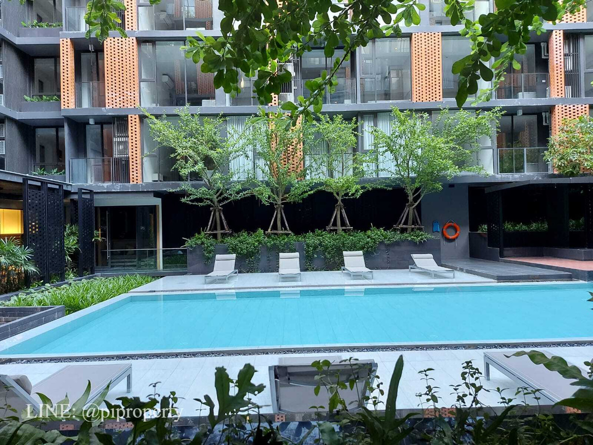For RentCondoSukhumvit, Asoke, Thonglor : Fully furnished 2 Bedrooms units for rent in Quintara Treehaus Sukhumvit 42. Swimming pool view unit. Walkable to BTS Ekkamai.
