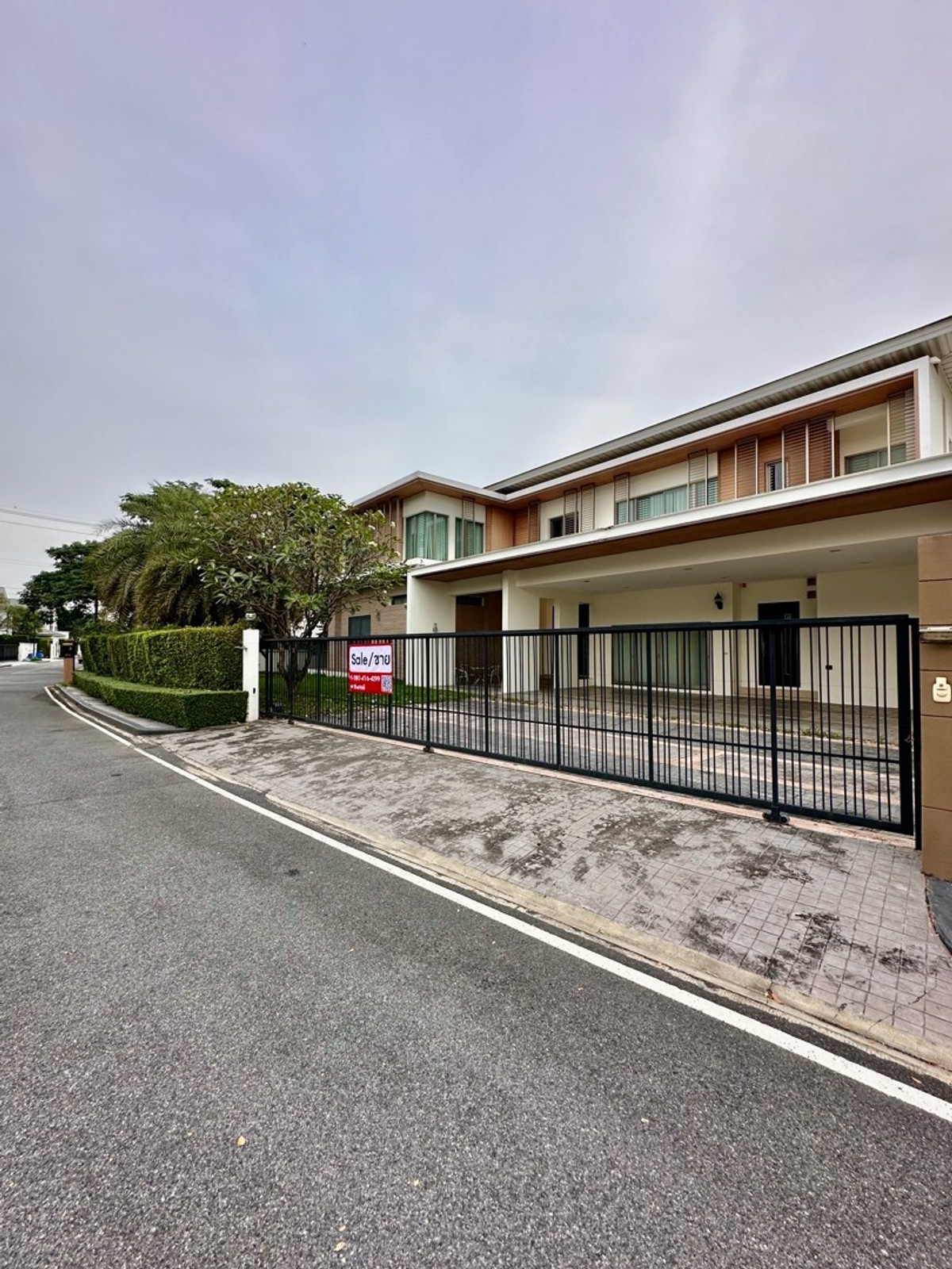 บ้านลาดกระบัง สุวรรณภูมิ : แปลงหัวมุม ใกล้หน้าโครงการ  ตกแต่งพร้อมเข้าอยู่