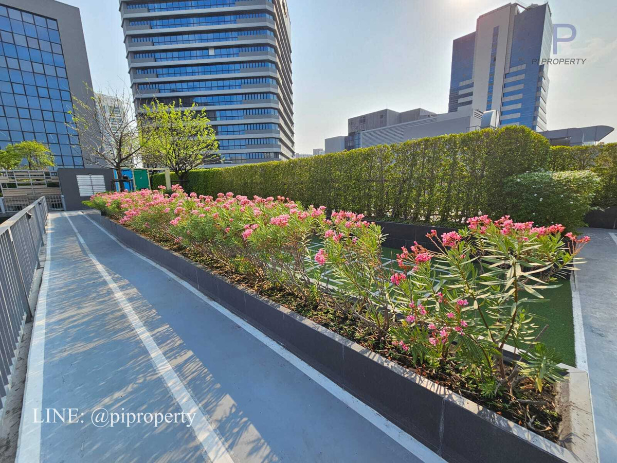 For RentCondoSukhumvit, Asoke, Thonglor : Fully furnished 2 Bedrooms units for rent in Quintara Treehaus Sukhumvit 42. Swimming pool view unit. Walkable to BTS Ekkamai.