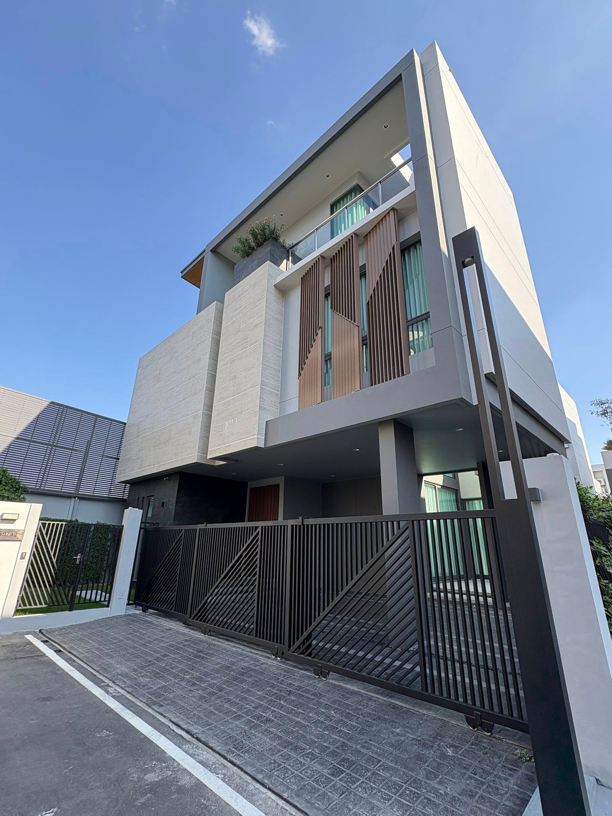 ให้เช่าบ้านพัฒนาการ ศรีนครินทร์ : 🏡 บ้านใหม่ให้เช่า พร้อมเข้าอยู่ทันที 📍 พัฒนาการ 32 – The Gentry พัฒนาการ 2 , บ้านเดี่ยวใหม่เอี่ยม ในโครงการคุณภาพ เงียบสงบ ปลอดภัย เหมาะสำหรับครอบครัว บ้านทำเลดีใกล้เอกมัย ทองหล่อเพียง15-18นาที (8.2km) เช่าเพียง 350,000 บาท / เดือน (ต่อรองได้)