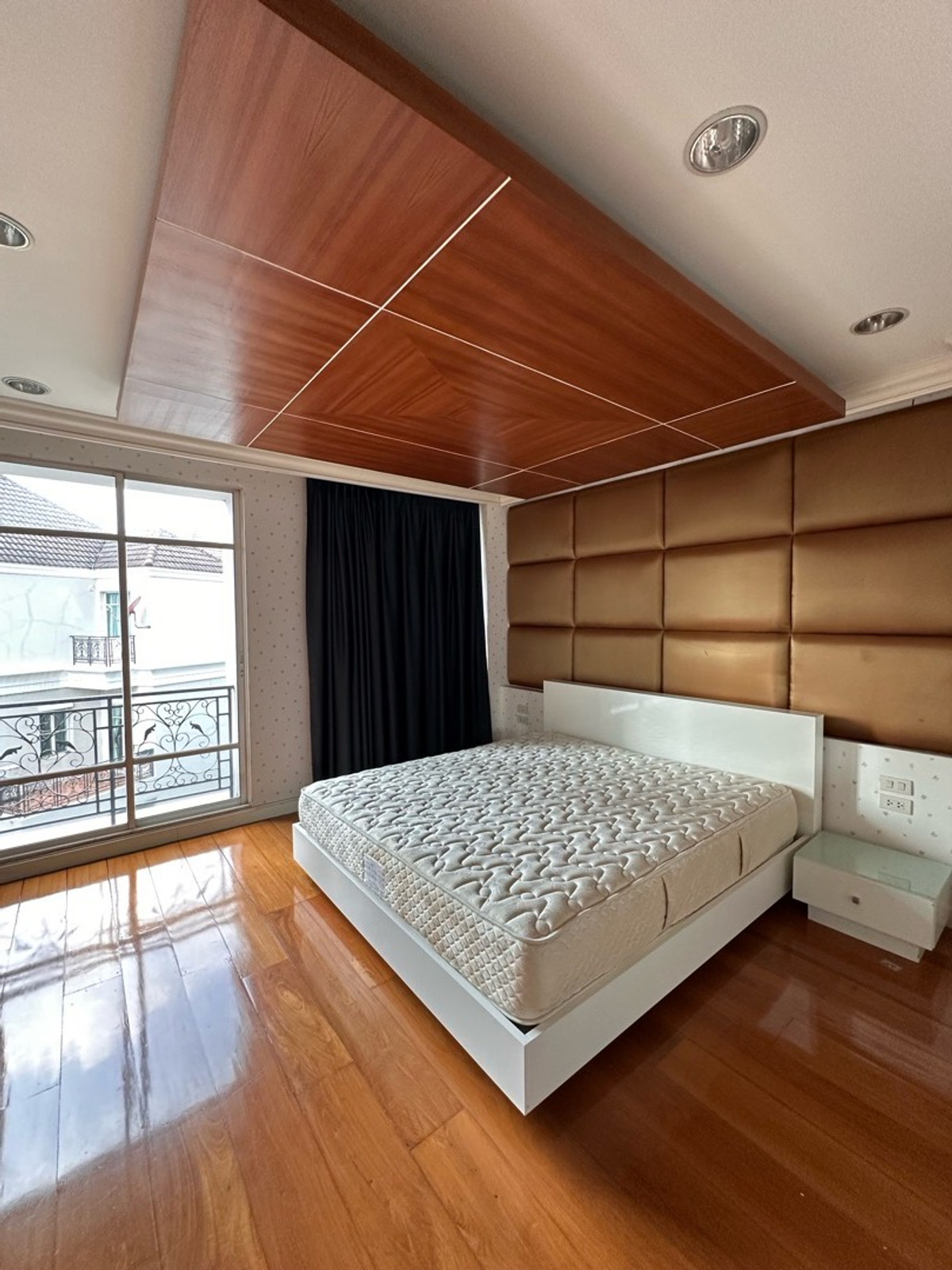 For SaleTownhomeSukhumvit, Asoke, Thonglor : Behind the corner, there is a small door to enter and exit. Add to the kitchen Adjacent to neighbors on one side