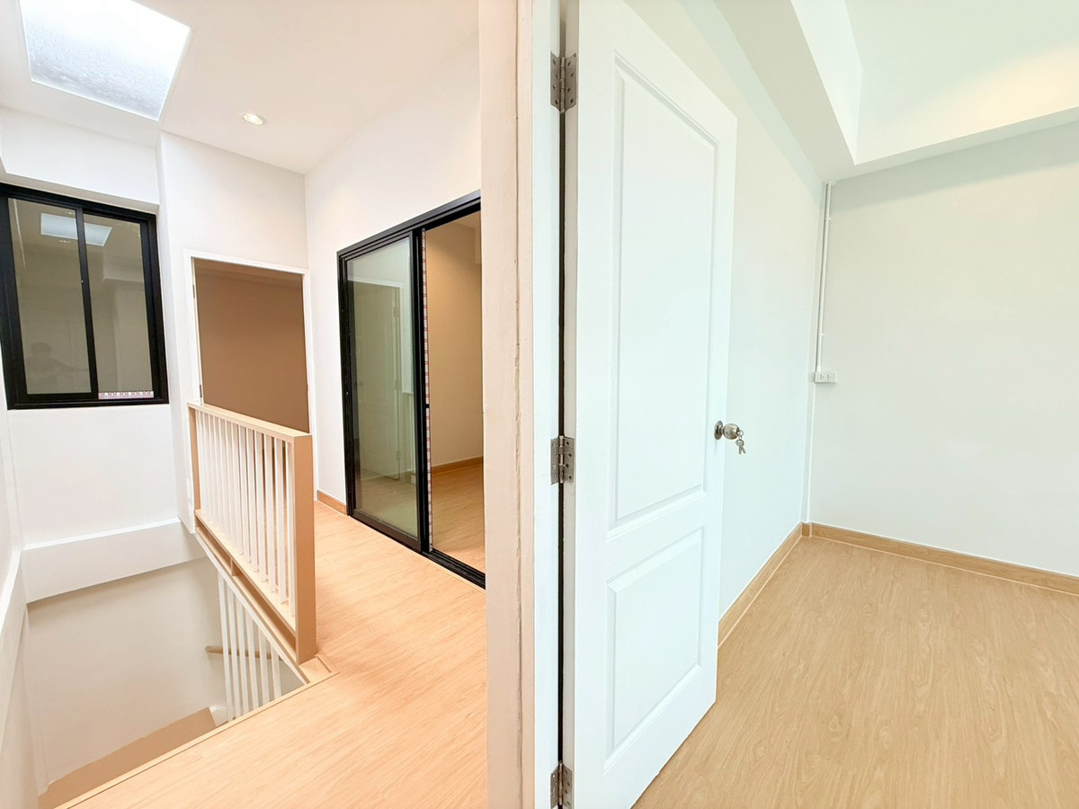 For SaleTownhomeBang kae, Phetkasem : Newly decorated townhouse, Phetkasem 62/4, near MRT Bang Khae, near Bang Khae Market.