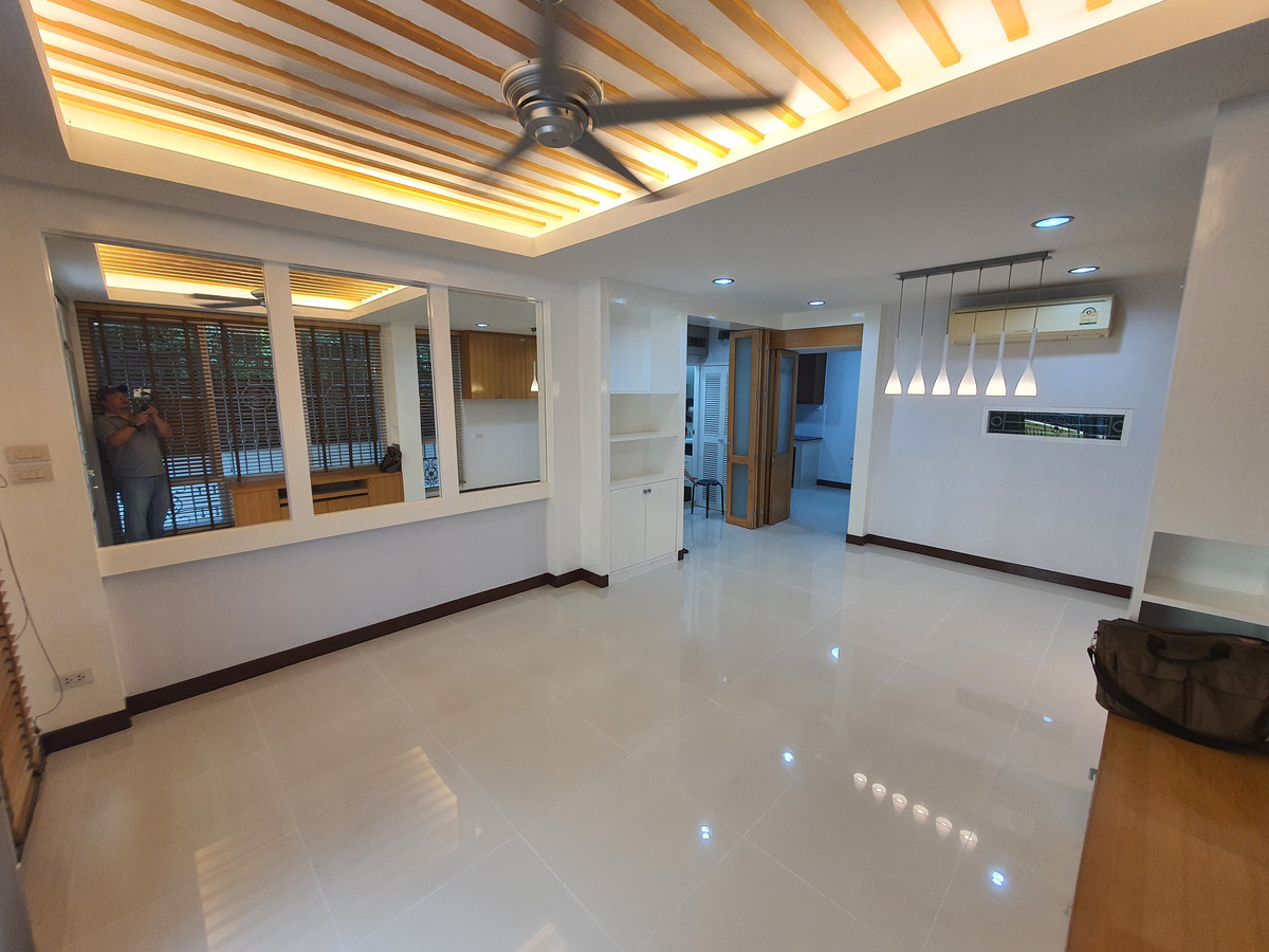 ขายทาวน์โฮมปิ่นเกล้า จรัญสนิทวงศ์ : ทาวน์เฮาส์ 3 ชั้น รีโนเวทใหม่ทั้งหลัง จรัญฯ 65 อยู่สบายเหมือนบ้านเดี่ยว จอดรถได้ 2 คัน ใกล้รถไฟฟ้าสิรินธร แค่ 800 ม. ของแบบนี้…หายากจริง