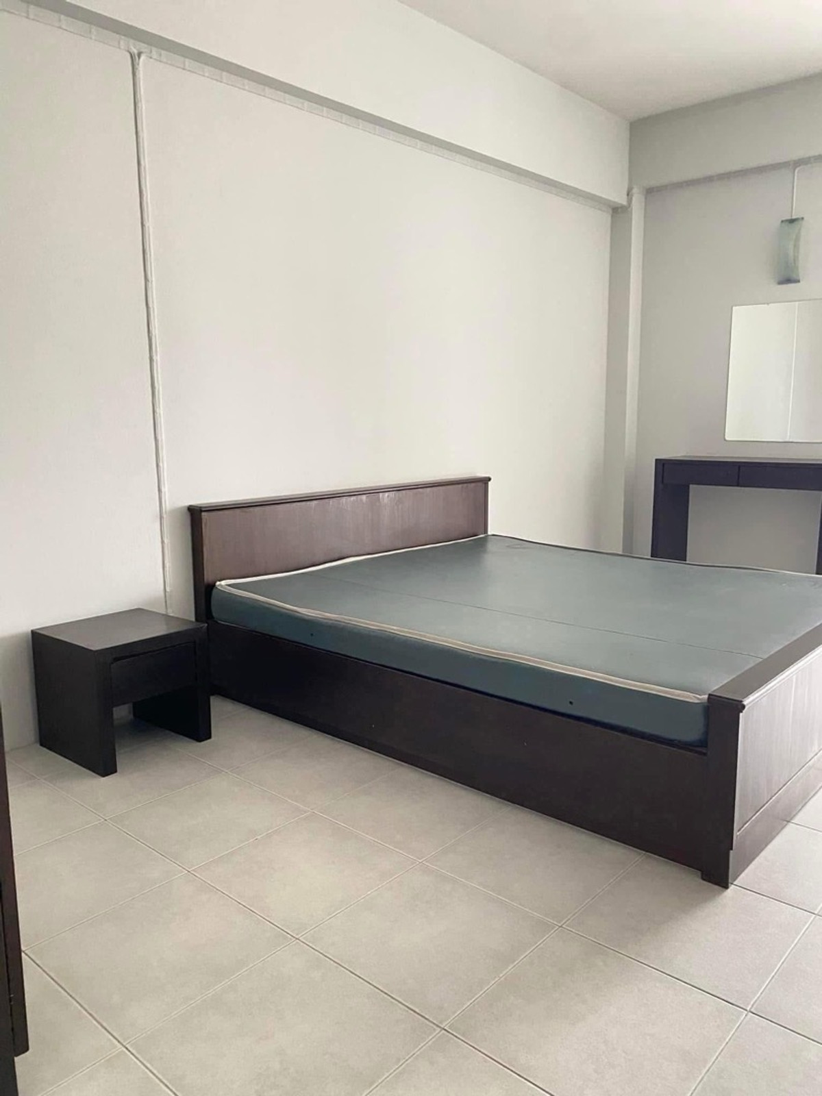 ให้เช่าปิ่นเกล้า จรัญสนิทวงศ์ : อพาร์ทเมนท์ให้เช่า ปิ่นเกล้า ริมถนนใหญ่ The CW place ที่จอดรถขนาดใหญ่