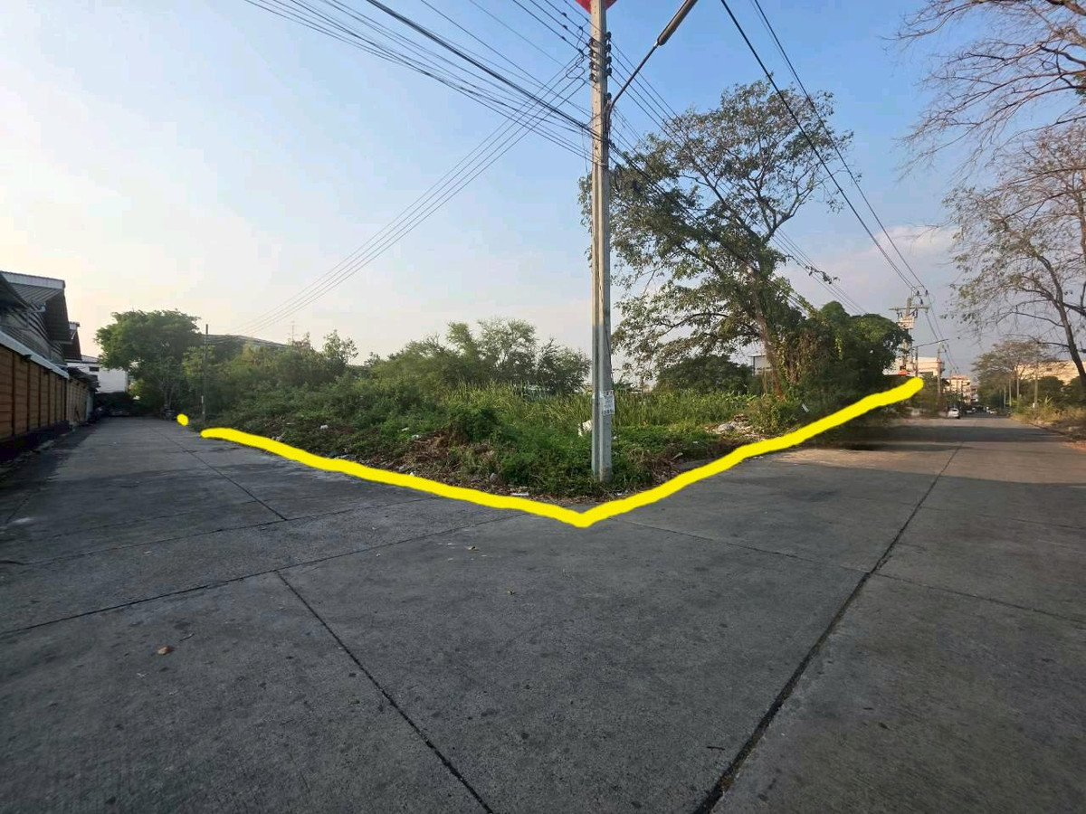 For SaleLandSamut Prakan,Samrong : ⛳️Prime Corner Land for Sale |Land area 398 sq.wah, A rare corner plot with 3 road frontages
📍Thepharak Road, Samut Prakan. For more info 📞099-415-2664 , 080-369-6366 
