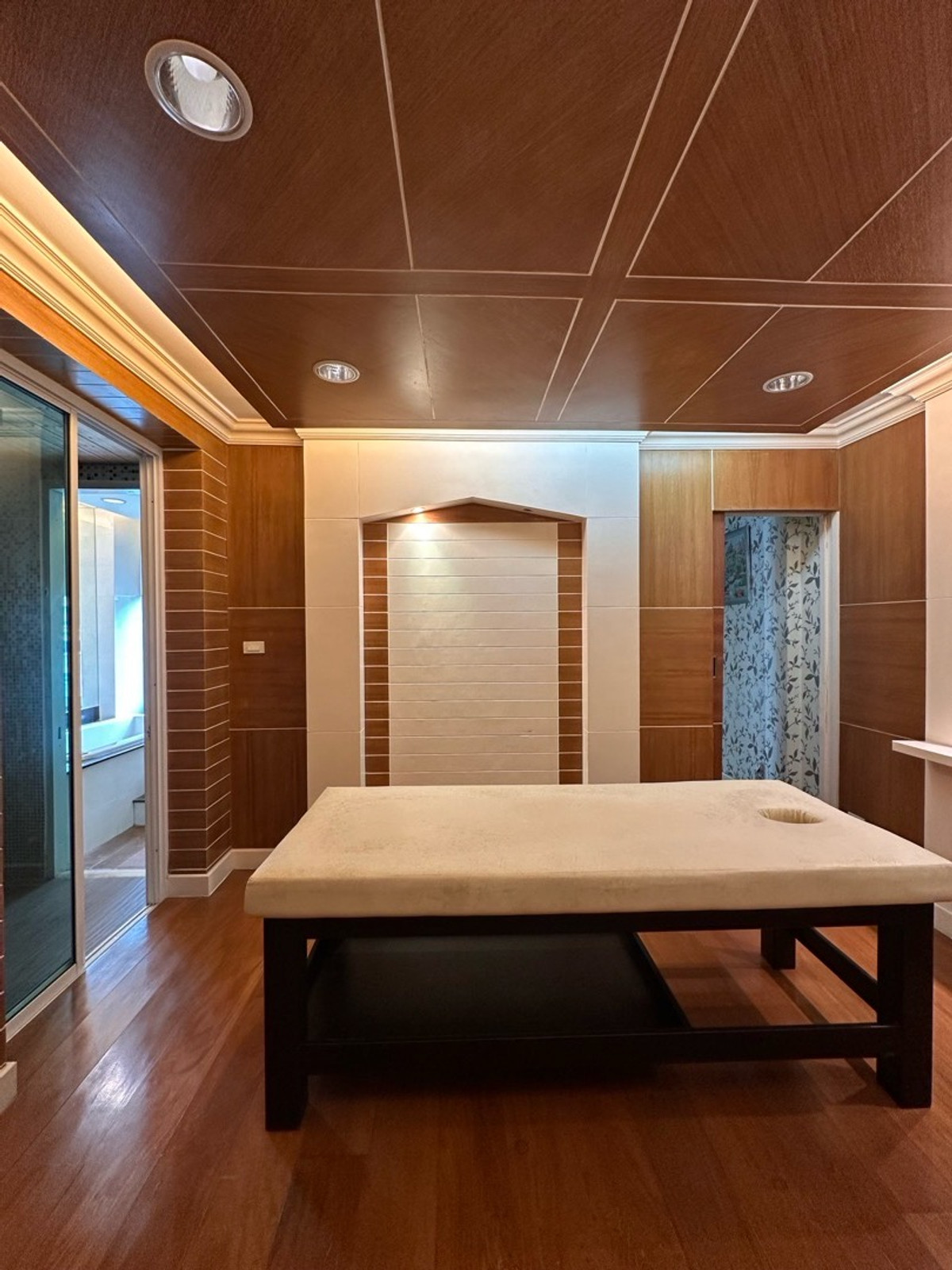 For SaleTownhomeSukhumvit, Asoke, Thonglor : Behind the corner, there is a small door to enter and exit. Add to the kitchen Adjacent to neighbors on one side